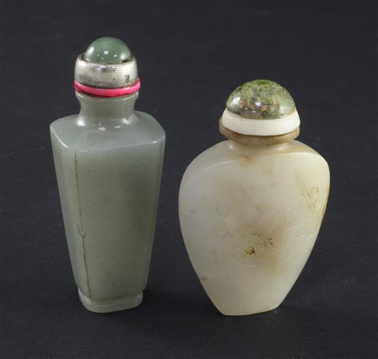 Two Chinese jade snuff bottles, 1800-1900, 6cm